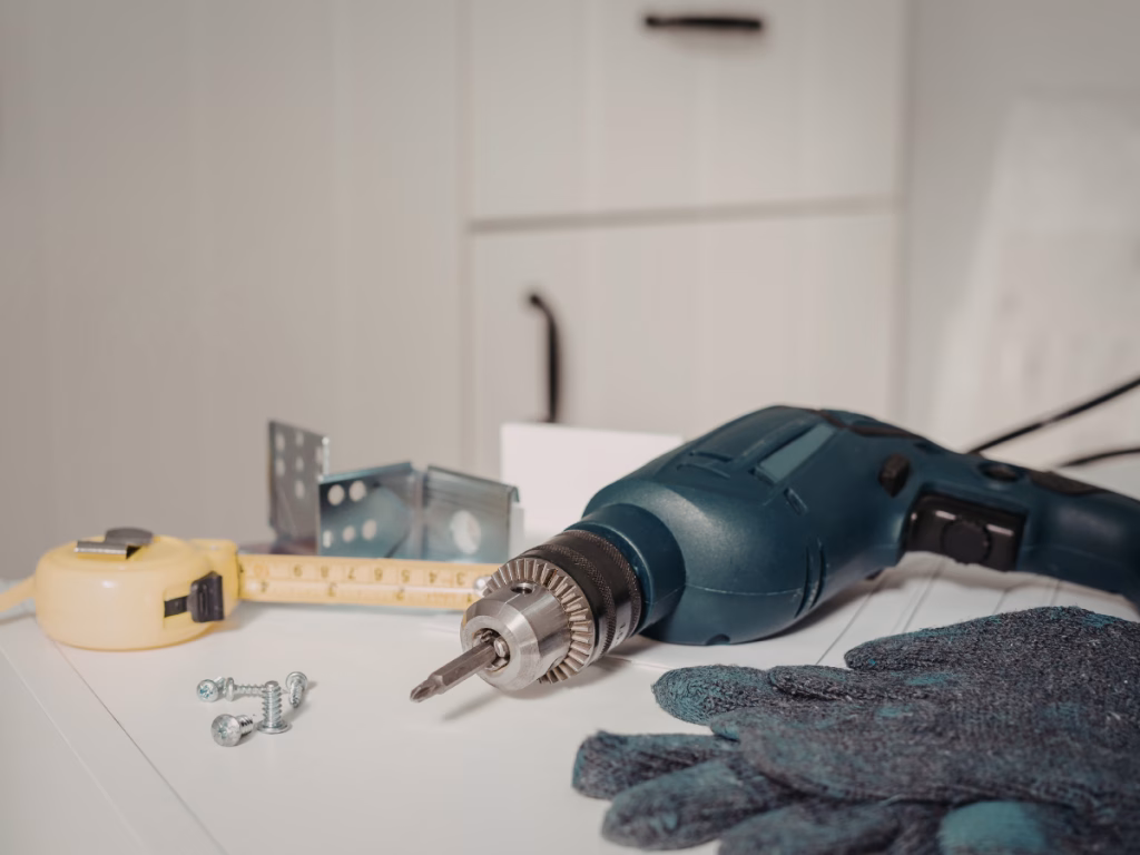 Gereedschap en materialen voor kleinere verbouwingen die onderdeel zijn van een realistisch verbouwplan met een bouwdepot