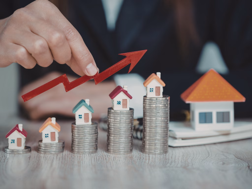 Bouwdepot en woningwaarde visualisatie met huizen op munten en stijgende waarde door verbouwing