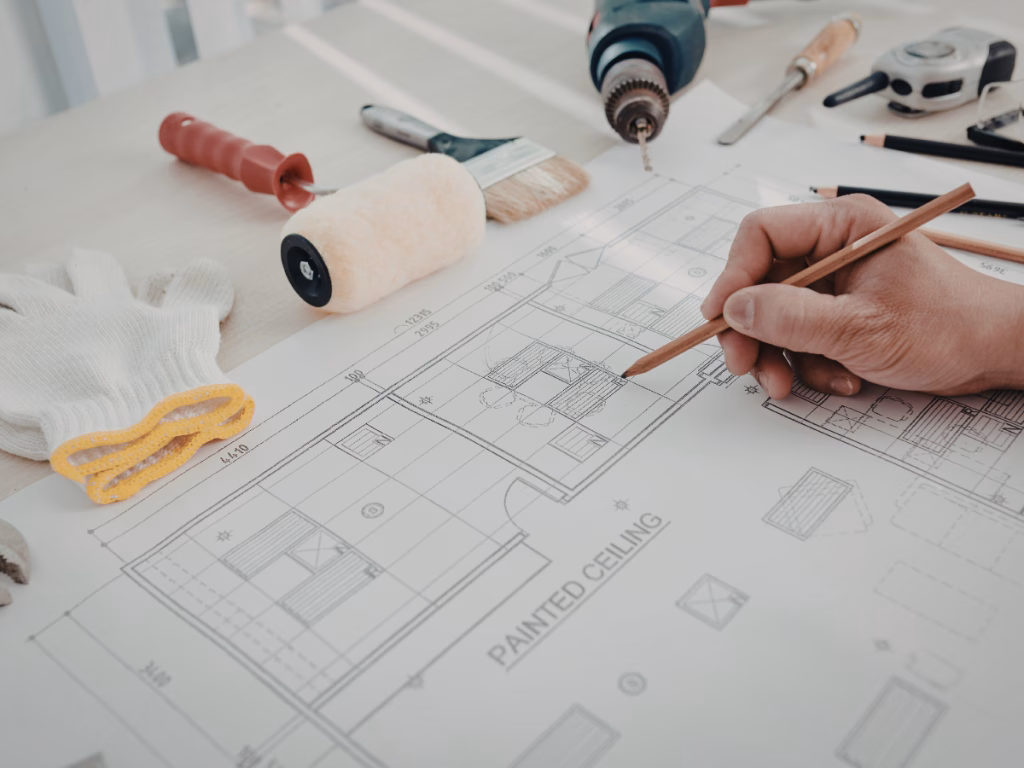 Bouwtekening en gereedschap op tafel tijdens bouwdepot taxatie en beoordeling van verbouwingsplannen